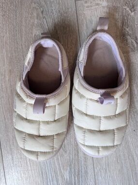 The North Face Kids Quilted Slip-On Shoes in Cream with Lavender Trim